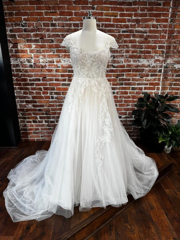 Weekend Flash Sale Pronovias Ashley Graham + Pronovias Bromo